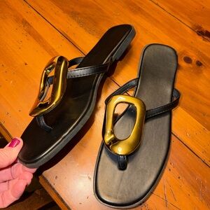 NEW NWOT Size 10 Stylish Black and Gold Sandals.